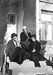 Л.Эрарская (в центре), С.Парнок (справа) и неизвестная. (Судак, 1918 г.)